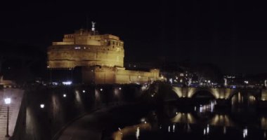 Roma 'daki Vittorio Emanuele Ii Köprüsü' nden Castel Sant 'Angelo olarak bilinen Hadrian mozolesinin gece manzarası.