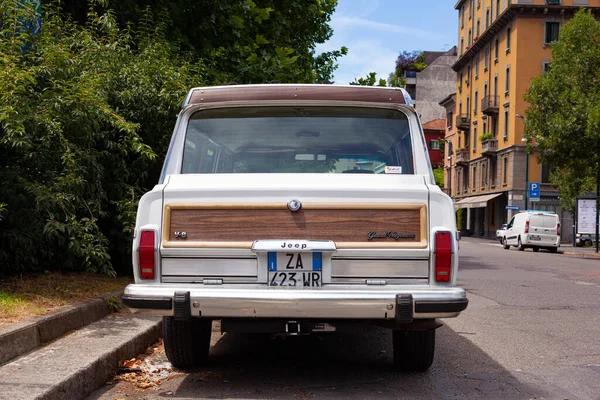 Classic Jeep Grand Wagoneer Geparkeerd Milaan Straat — Stockfoto