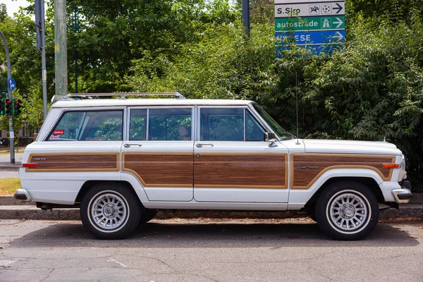 Clássico Jeep Grand Wagoneer Estacionado Rua Milão — Fotografia de Stock