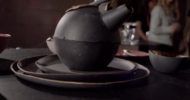 Κομψά Τσαγιέρα Τσαγιέρα Και Πιάτα Από Μαύρη Τερακότα — Αρχείο Βίντεο