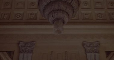 Milan, İtalya - Nisan, 09: 00: 00 Sala Reale antik avizesinin görüntüsü, bir zamanlar kraliyet ailesinin özel bekleme odası olarak hizmet verdiği oda, 9 Nisan 2019 'da Milano merkez istasyonunda.