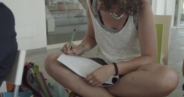 Deux Jeunes Femmes Assoient Sur Les Chaises Salle Conférence Écrivent — Video