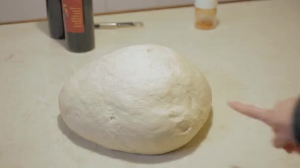 Seorang Gadis Menyentuh Roti Baru Beragi Dengan Jarinya — Stok Video