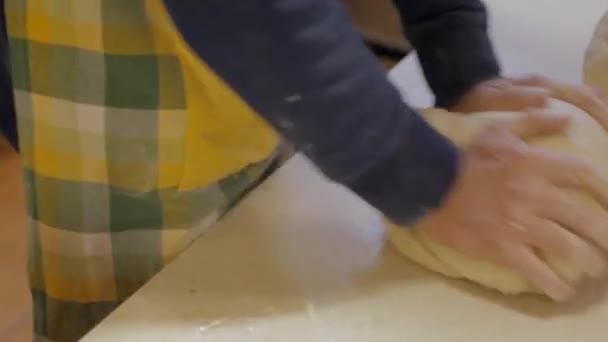 Ένας Άντρας Ζυμώνει Μια Μεγάλη Ζύμη Για Σπιτικό Ψωμί — Αρχείο Βίντεο