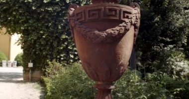 Bir kil vazo ve sarmaşıkla kaplı kemer, Stibbert Müzesi 'nin girişi. Floransa. İtalya