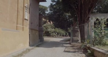 Floransa 'daki Stibbert Müzesi çeşmesinin manzarası. İtalya