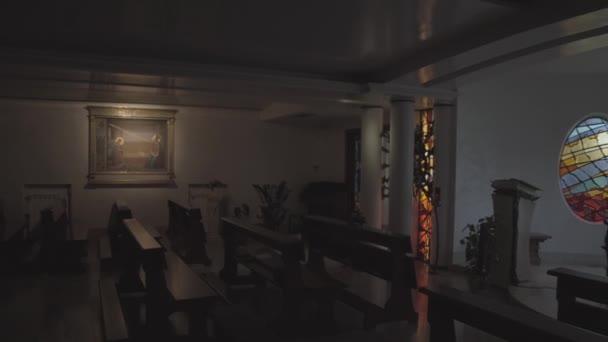 Интерьер Церкви Витражами Риме Италия — стоковое видео