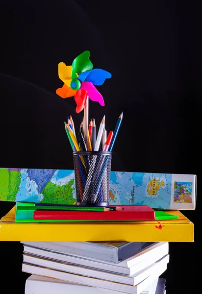 Pinwheel Potloden Pot Gestapelde Boeken Schoolbenodigdheden Wit Bureau Met Schoolbord — Stockfoto