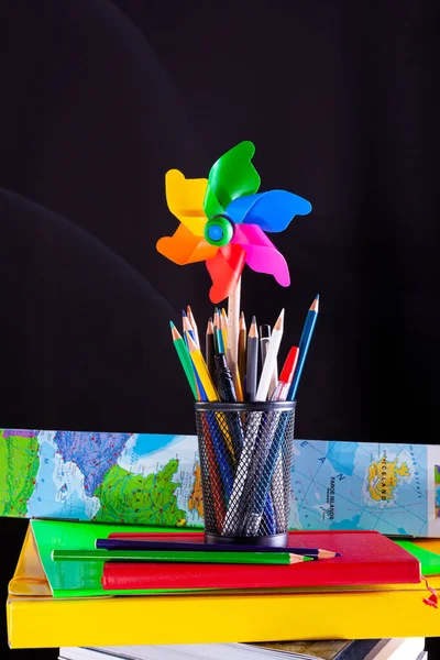 Pinwheel Potloden Pot Gestapelde Boeken Schoolbenodigdheden Wit Bureau Met Schoolbord — Stockfoto