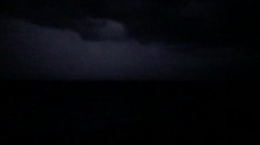 Geceleri denizde gök gürültüsü ve şimşek manzarası