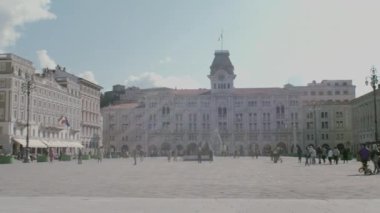 Trieste, İtalya - 18 Ekim: İtalya 'nın ünlü Birlik Meydanı, İtalya Piazza Unit dItalia olarak adlandırılır ve Trieste' nin ana meydanıdır. Genellikle 18 Ekim 2020 'de Avrupa' nın deniz kenarındaki en büyük meydanı olduğu söylenir.