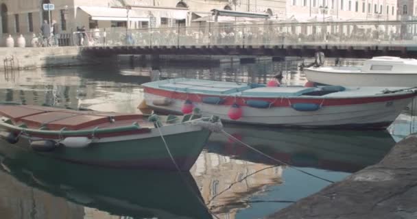 Trieste Italien Oktober Canal Grande Bakgrunden Kyrkan Sant Antonio Taumaturgo — Stockvideo