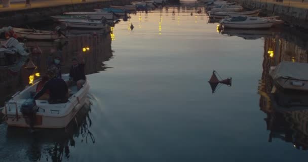 Trieste Itália Outubro Vista Noturna Uma Navegação Barco Motor Grande — Vídeo de Stock