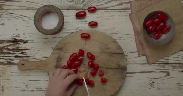 Tomates Datterini Italianos Rodajas Vista Superior Las Manos Del Hombre — Vídeos de Stock