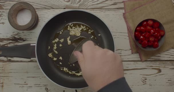 Bovenaanzicht Van Het Bakken Van Knoflook Een Kookpan — Stockvideo