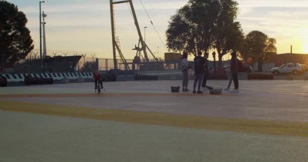 Trieste Itália Outubro Vídeo Menino Alegre Feliz Andando Bicicleta Praça — Vídeo de Stock