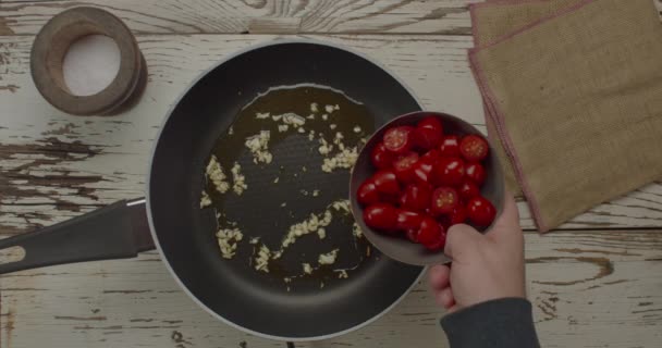 Horní Pohled Vaření Datterini Rajčat Smaženým Česnekem Varné Pánvi — Stock video