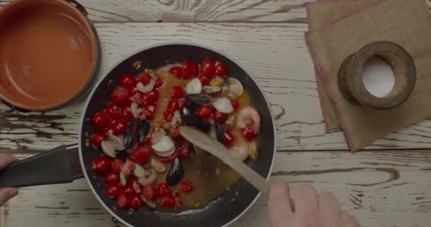 Вид Зверху Кулінарної Суміші Морепродуктів Томатного Соусу Сковороді — стокове відео