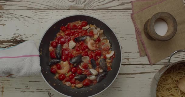 Κάτοψη Του Μείγματος Θαλασσινών Και Σάλτσας Ντομάτας Στο Τηγάνι — Αρχείο Βίντεο