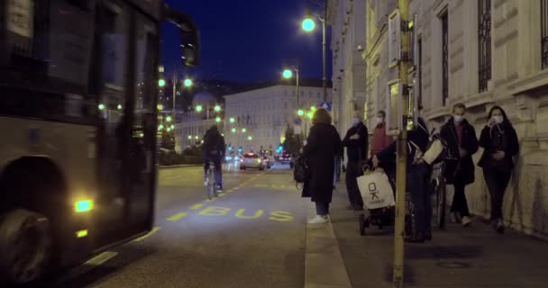 Trieszt Olaszország Október Esti Kilátás Buszmegállóra Város Központjában Emberek Várnak — Stock videók