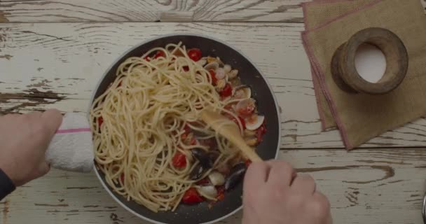 Ovanifrån Matlagning Spaghetti Med Datterini Tomater Med Stekt Vitlök Och — Stockvideo