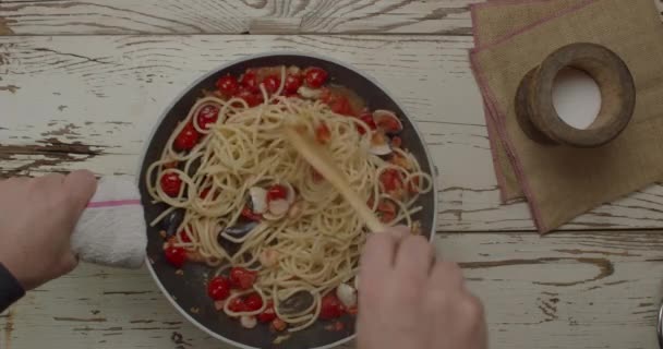 Draufsicht Auf Das Kochen Von Spaghetti Mit Datterini Tomaten Mit — Stockvideo