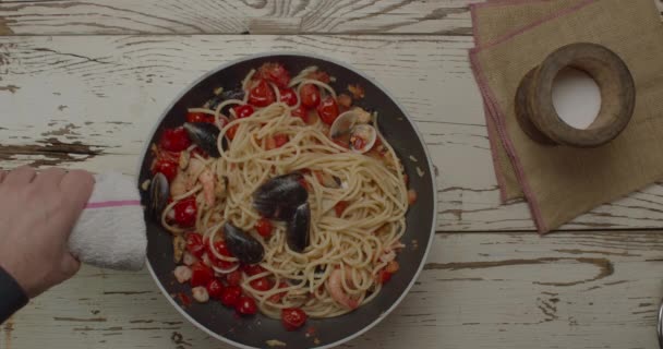 Draufsicht Auf Dampfende Spaghetti Mit Tomatensauce Und Meeresfrüchten Der Pfanne — Stockvideo