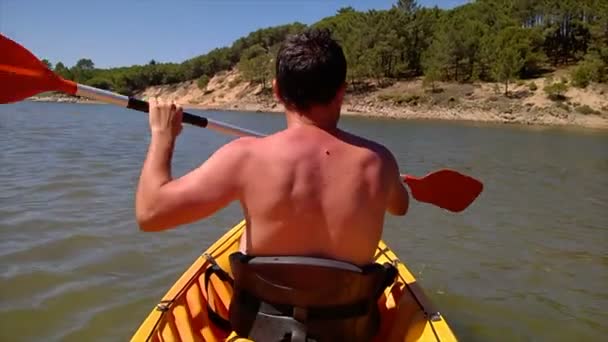 Liencres Spanje Augustus Man Kajakken Rivier Pas Monding Liencres Duinen — Stockvideo