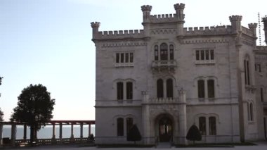 Trieste, İtalya - 28 Şubat 2019 'da Miramare kalesinin görüntüsü