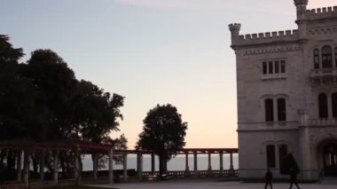 Trieste, İtalya - 28 Şubat 2019 'da Miramare kalesinin görüntüsü