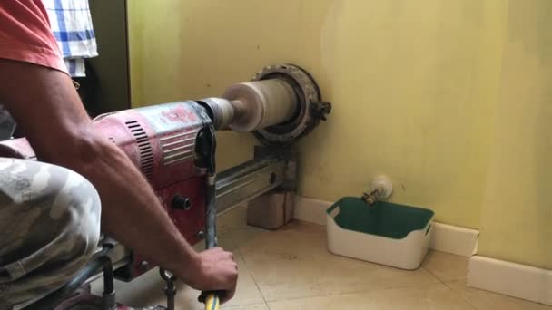 Şçi Duvardaki Döşeme Sırasında Büyük Bir Çekiç Matkabı Kullanıyor — Stok video