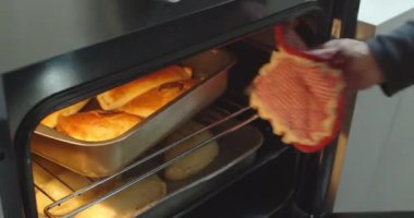 Panzerotti olarak da bilinen calzoni 'yi pişirmek için fırına koyun..