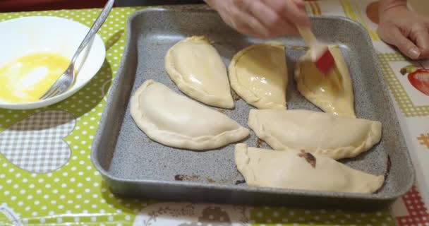 Das Olivenöl Mit Der Küchenbürste Auf Die Hausgemachten Panzerotti Verteilen — Stockvideo