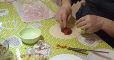 Malzeme doldurma işlemi sırasında ev yapımı panzerotti ve calzone 'ye bakın ve hamuru dağıtın