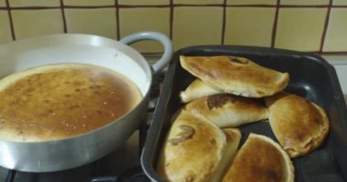 Ev yapımı İtalyan sokak yemeklerine Panzerotti olarak bakın.