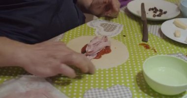 Malzeme doldurma işlemi sırasında ev yapımı panzerotti ve calzone 'ye bakın ve hamuru dağıtın