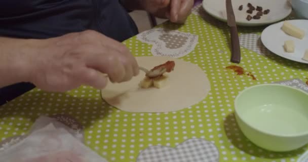 Visualizza Panzerotti Fatti Casa Calzone Durante Processo Ripieno Degli Ingredienti — Video Stock