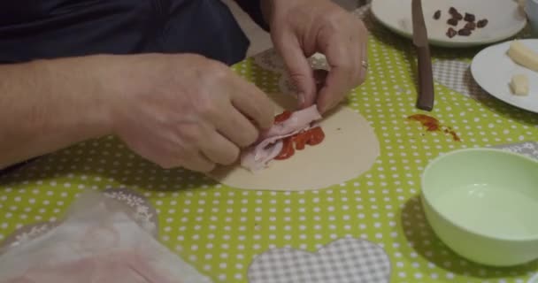 Посмотреть Домашние Панцеротти Кальцоне Время Процесса Наполнения Ингредиентами Томатным Соусом — стоковое видео