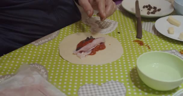 Посмотреть Домашние Панцеротти Кальцоне Время Процесса Наполнения Ингредиентами Томатным Соусом — стоковое видео