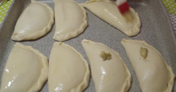 Diffondere Olio Oliva Con Spazzola Cucina Sui Panzerotti Fatti Casa — Video Stock