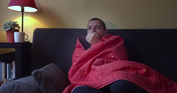 Bolnav Tuse Timp Stătea Canapea Înfășurat Într Pătură Roșie Prezintă — Videoclip de stoc
