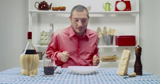 Hungrig Man Väntar Med Tom Tallrik Hemma Bordsset Med Kontrollerad — Stockvideo