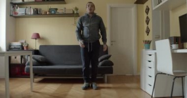 Karantina sırasında COVID-19 nedeniyle evde egzersiz yapan Kafkas uzmanı değil.
