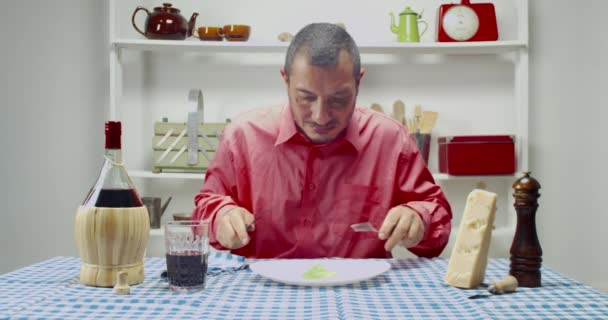 Hombre Dieta Solo Come Una Hoja Ensalada Conjunto Mesa Con — Vídeo de stock