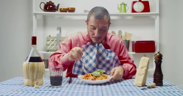 Hombre Comiendo Pasta Italiana Con Salsa Tomate Casa Conjunto Mesa — Vídeo de stock