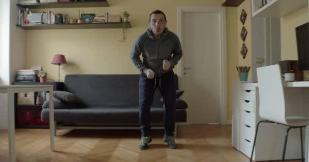 Δεν Είναι Ειδικός Καυκάσιος Άνθρωπος Κάνει Άσκηση Στο Σπίτι Κατά — Αρχείο Βίντεο