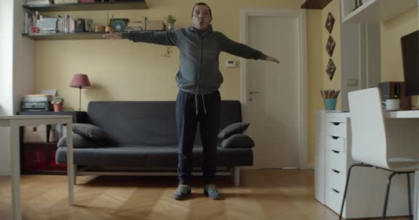 Δεν Είναι Ειδικός Καυκάσιος Άνθρωπος Κάνει Άσκηση Στο Σπίτι Κατά — Αρχείο Βίντεο
