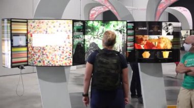 Trieste, İtalya - Eylül, 06: ESOF, Euroscience açık oturum sırasında trieste 'de bir monitör kurulumuna bakan insanlar