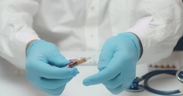 Nahaufnahme Von Arzthänden Mit Blauen Handschuhen Mit Einer Spritze Während — Stockvideo