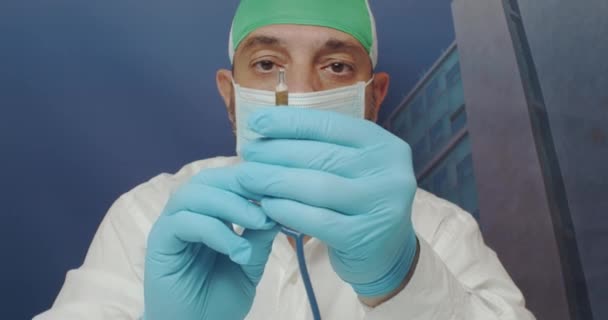 Vista Médico Con Bata Blanca Máscara Quirúrgica Guantes Azules Tocado — Vídeo de stock